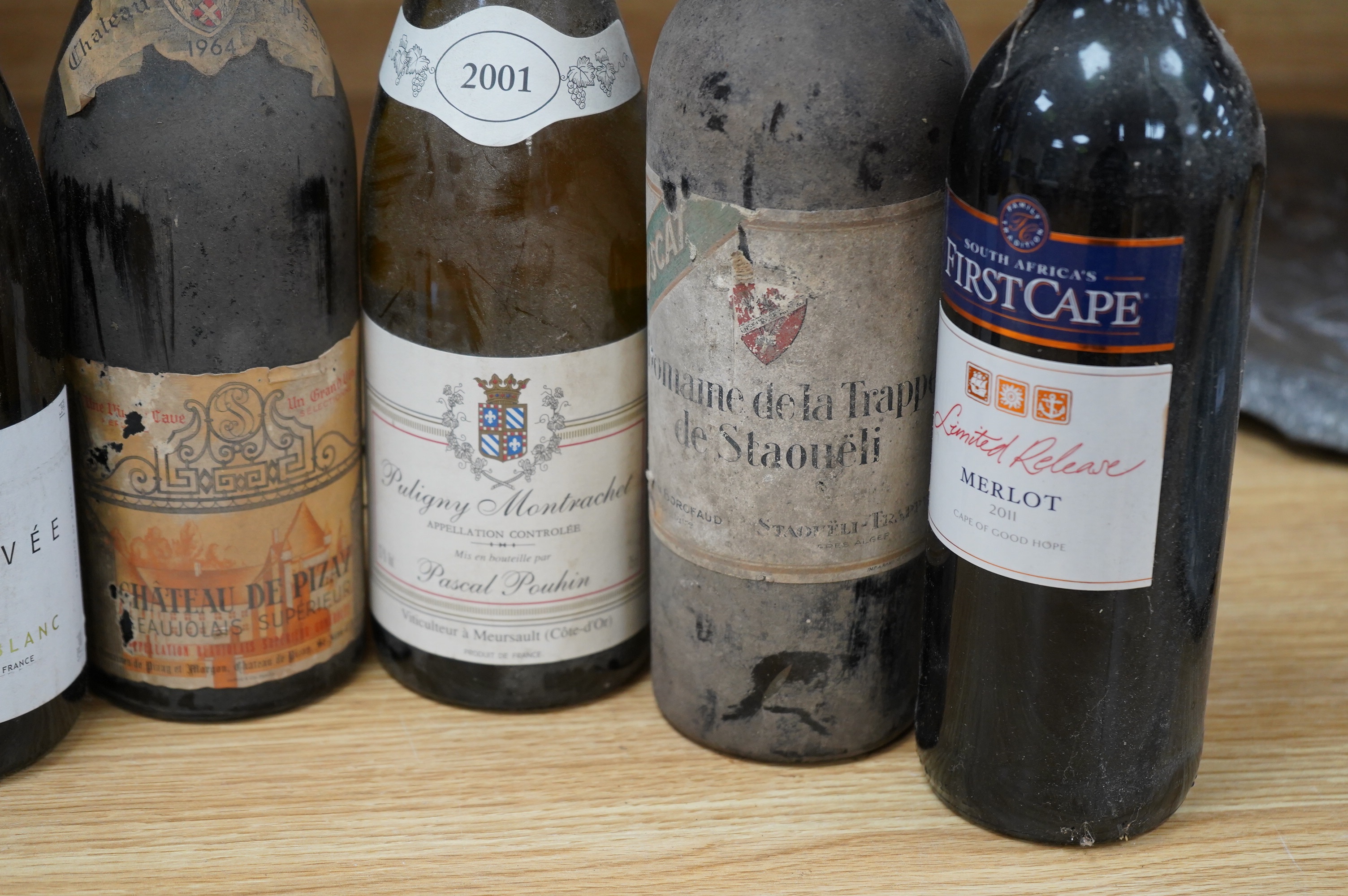 Six bottles of mixed wine to include; a bottle of Muscat, Domaine de La Trappe, a bottle of Puligny Montrachet 2001, a bottle of Chateau de Pizarro Beaujolais Superieur 1964 and two other later bottles of wine. Condition